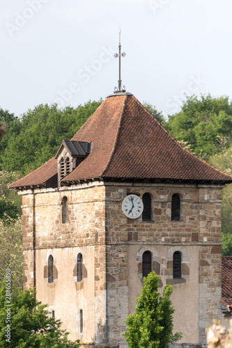 Enormes vistas de una antigua Iglesia en Sare