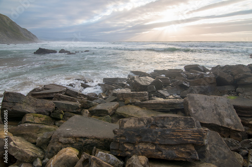 Rocas en medio del mar en un atardecer