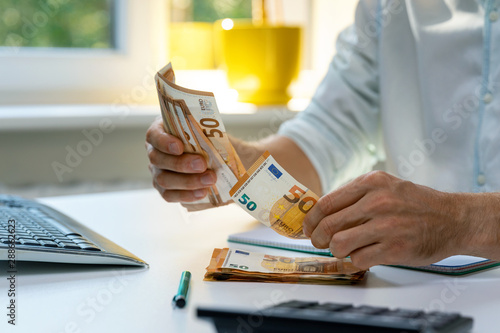 Quadro em tela man counting euro cash money bills on the table