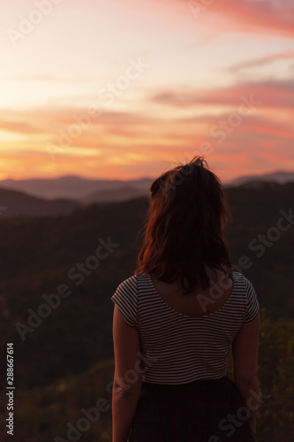 Woman looking away from behind shot © Freepik
