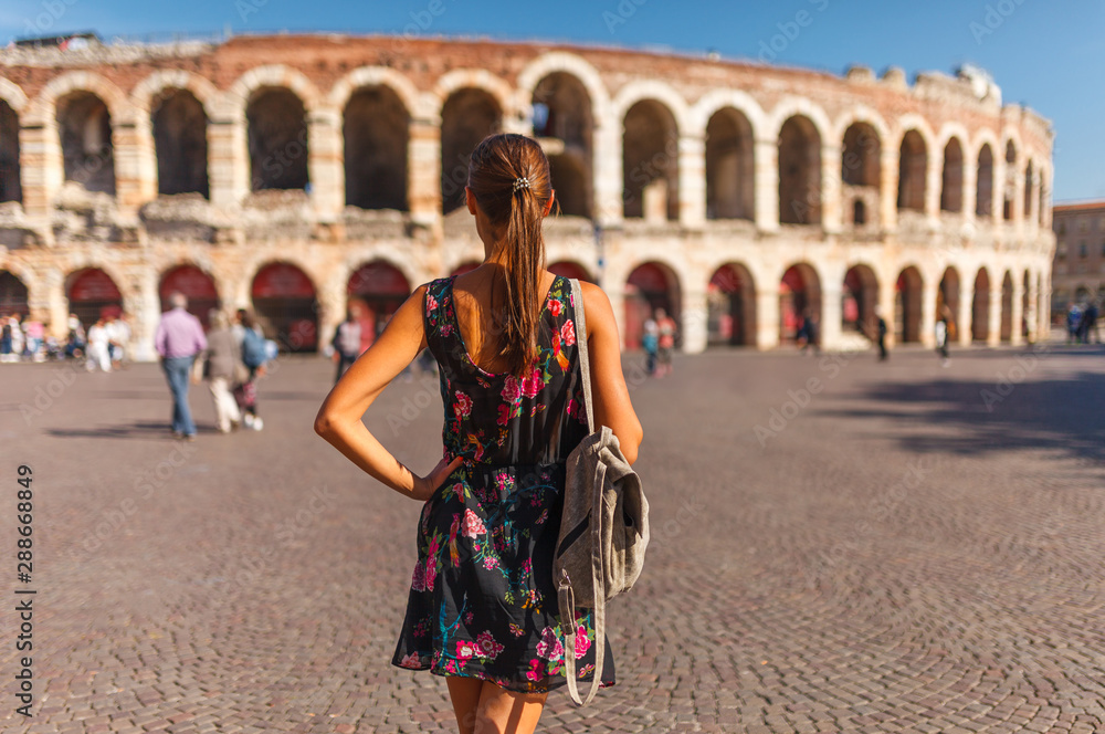 Φωτογραφία Toirust woman in Verona historical center on square near Arena Verona, Roman amphitheater