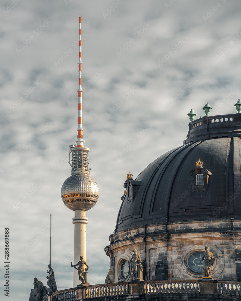 Fototapeta premium Berlin Fernsehturm und Bodemuseumsdach