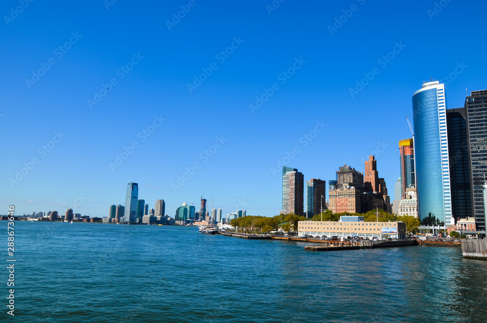 Obraz premium Lower Manhattan urban skyscrapers and Seaport over East River, New York.