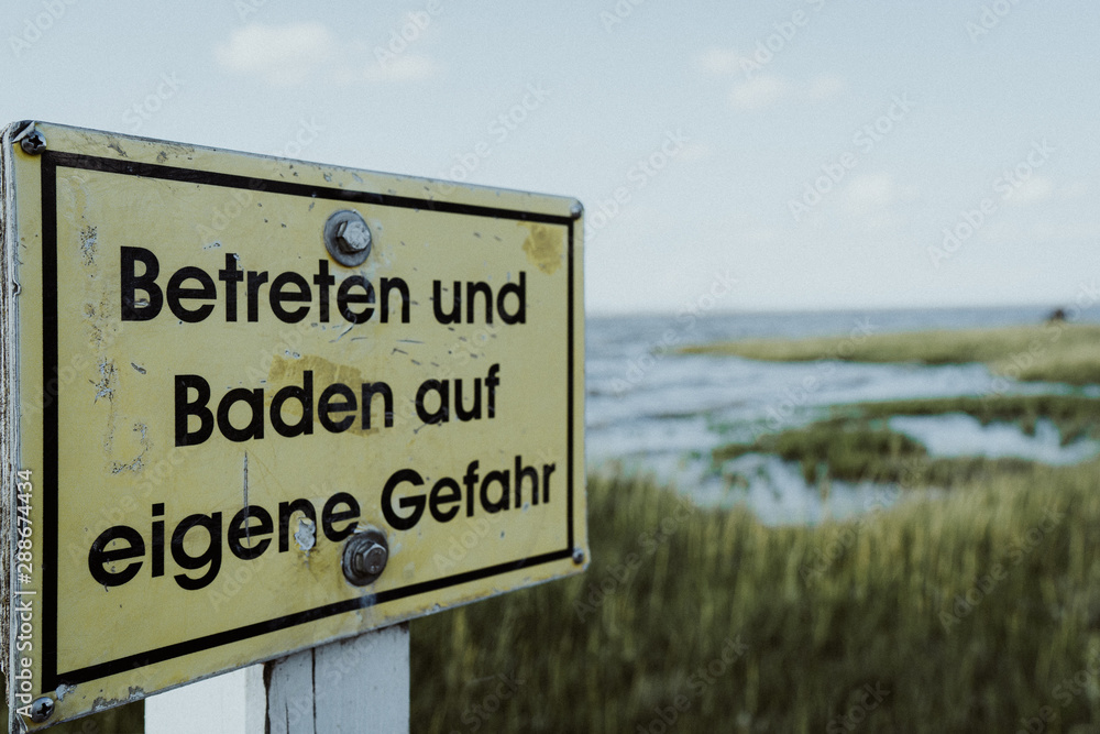 Fototapeta premium Nordsee, Dangast, Jadebusen, Niedersachsen, Sand, Strand, Muscheln, Wasser, Steg, Friesland, Wolken, Himmel, Horizont, Dünen