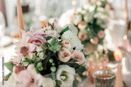 Obraz na płótnie close up. beautiful bouquet on the wedding table w salonie