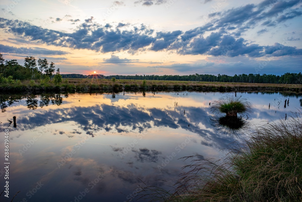 Fototapeta premium Sonnenuntergang im Pietzmoor