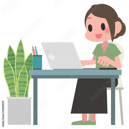 ノートパソコンを操作する女性
