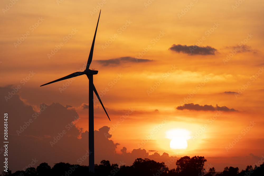 Obraz premium sylwetka turbiny wiatrowej umieszczonej na grani, z wiatrem cały czas wiejącym. Umożliwienie mu efektywnego wytwarzania odnawialnej energii elektrycznej, czyli kolejnej czystej energii.