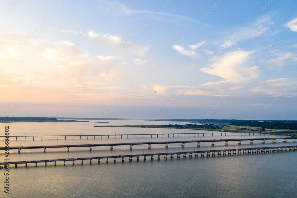 夏の夕暮れの北浦とJR鹿島線、国道51号の新神宮橋などを俯瞰撮影