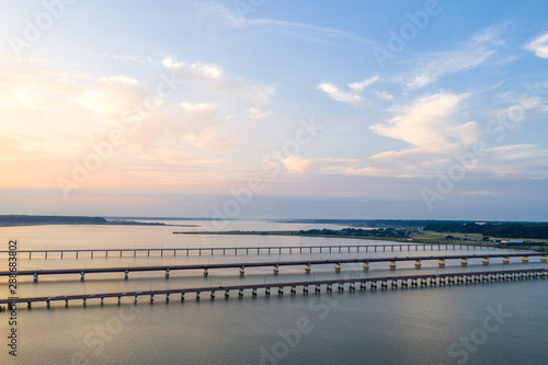 夏の夕暮れの北浦とJR鹿島線、国道51号の新神宮橋などを俯瞰撮影 © Kumi