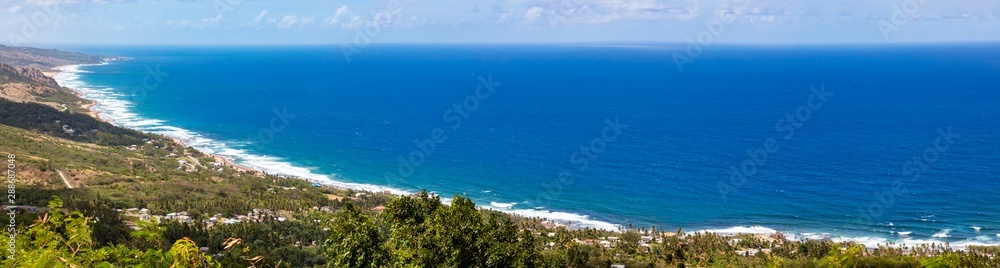 Insel Barbados, Aussicht auf die Ostküste der Insel Barbados mit Blick auf Bathsheba Beach, ein Panorama.