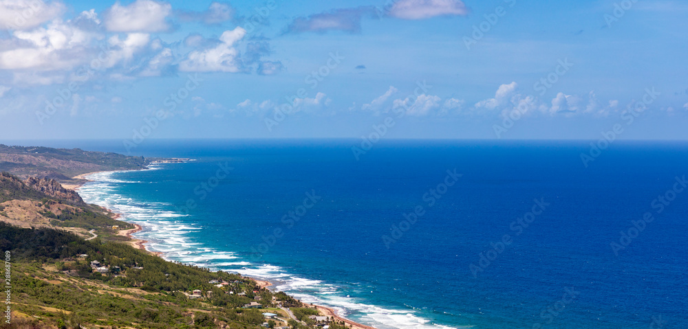 Barbados, Aussicht auf die Ostküste der Insel Barbados mit Blick auf Bathsheba Beach, ein Panorama.
