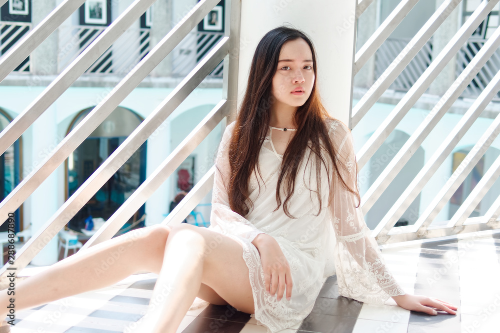 Beautiful Chinese girl in white lace dress sit on floor in sunny days,  portrait of romantic young female looking at camera with sexy expression.  foto de Stock | Adobe Stock