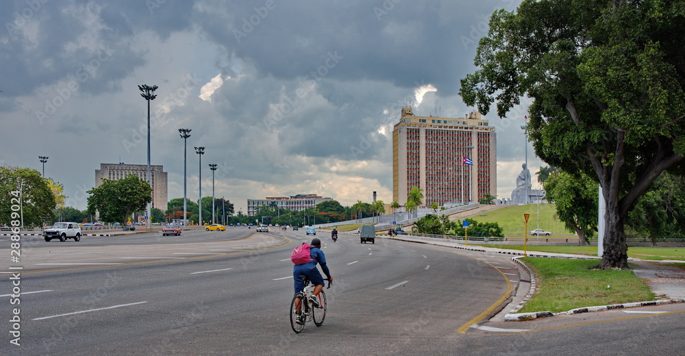 Radfahrer fährt in Richtung Platz der Revolution in Havanna