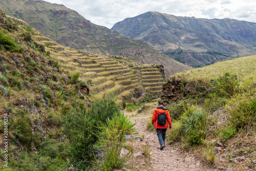 Young male tourist traveling alone in Sacred valley Fototapet