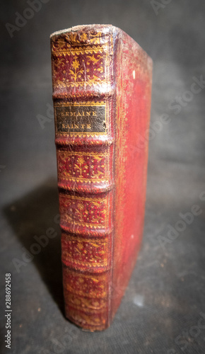 Foto A beautiful C18th French red leather gilt decorated binding