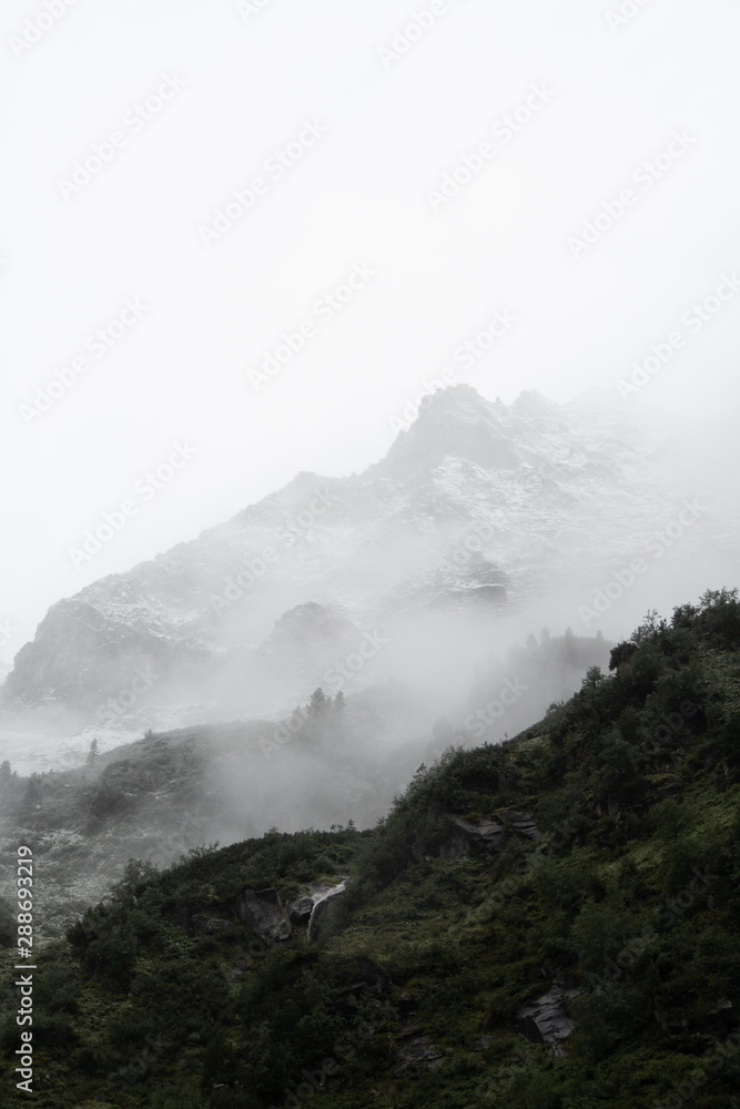 Berggipfel im Nebel