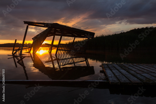 Fototapeta Naklejka Na Ścianę i Meble -  Zniszczona przystań na jeziorze 