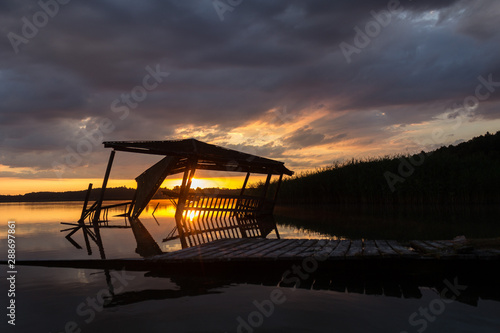 Fototapeta Naklejka Na Ścianę i Meble -  Zniszczona przystań na jeziorze 