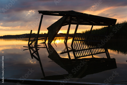 Fototapeta Naklejka Na Ścianę i Meble -  Zniszczona przystań na jeziorze 