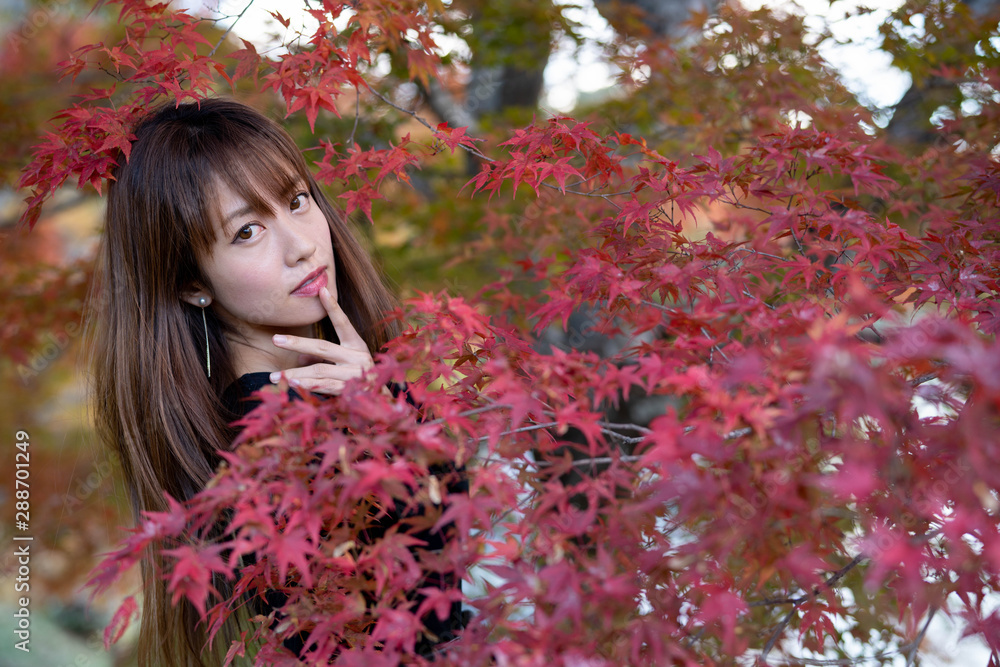 紅葉と女性 紅葉と女性
