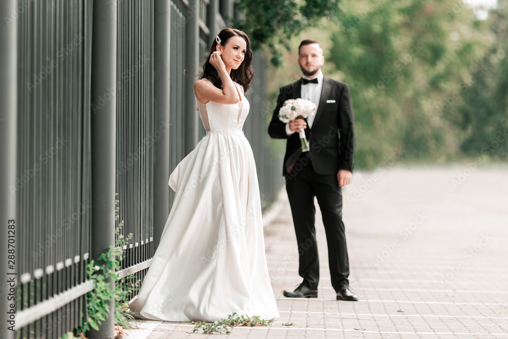 Naklejka premium bride and groom standing on a city street.