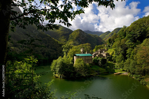 Isola Santa, ein kleines Dorf zwischen  Apenninen und Apua­ni­schen Alpen, am Stausee  des Flusses Turrite Secca photo