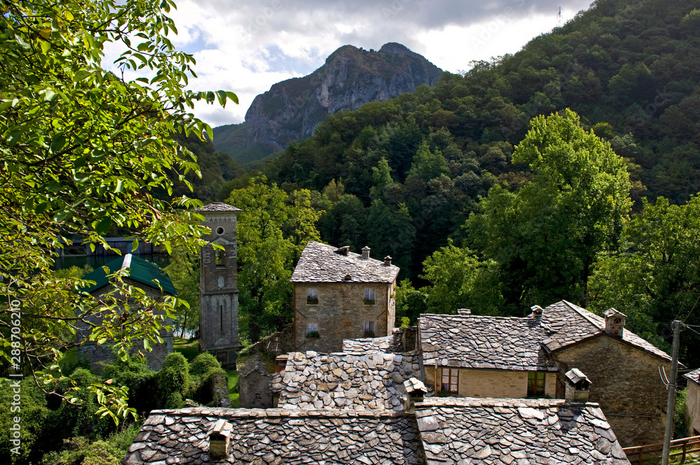 Die Dächer von Isola Santa, ein Dorf zwischen  Apenninen und Apua­ni­schen Alpen, am Stausee  des Turrite Secca