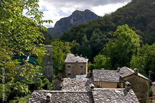 Die Dächer von Isola Santa, ein Dorf zwischen  Apenninen und Apua­ni­schen Alpen, am Stausee  des Turrite Secca photo