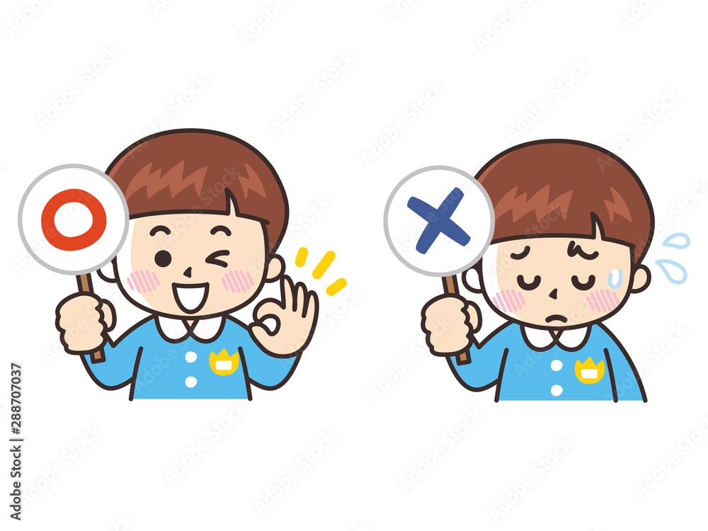 園児の男の子と○×の札 園児の男の子と○×の札