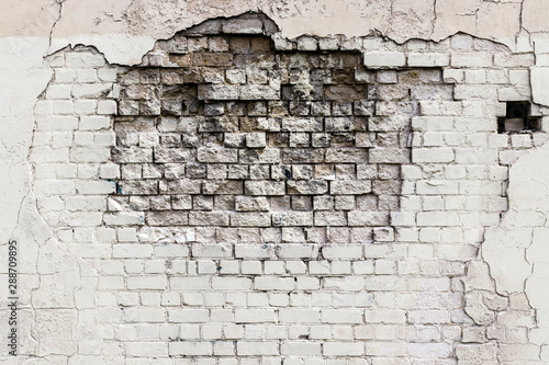 Foto Crack in old brick wall.
