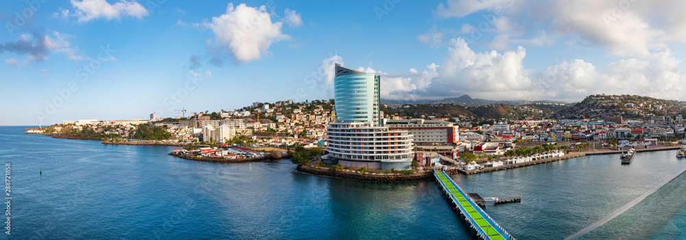 Im Hafen von Fort de France auf der Insel Martinique- ein Panorama - obrazy, fototapety, plakaty 