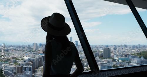 Fényképezés Woman enjoy the view of Tokyo city at observation deck