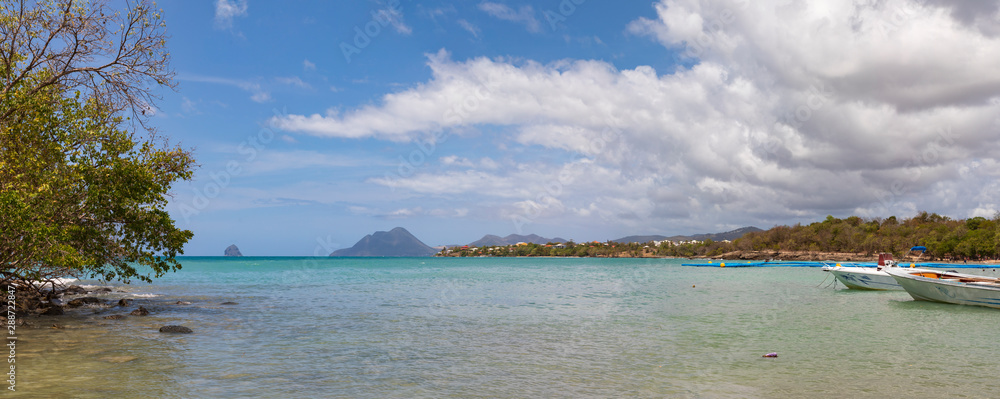 An einem Strand im Süden der Insel Martinique, ein schönes Panorama - obrazy, fototapety, plakaty 