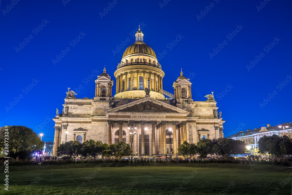 Fototapeta premium Night view of The St. Isaac Cathedral in Saint-Petersburg, Russia.