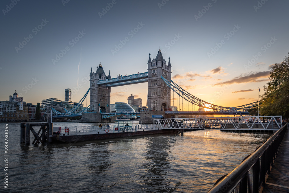 Fototapeta premium Tower Bridge w Londynie w nocy