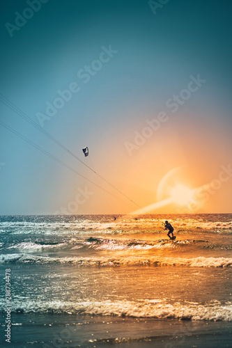 Kitesurfen auf dem Meer bei Sonnenuntergang