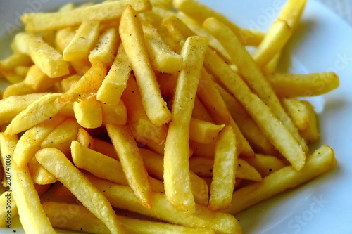 Assiette de frites dorées
