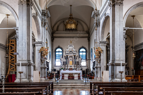 Venezia, interni chiesa di Burano