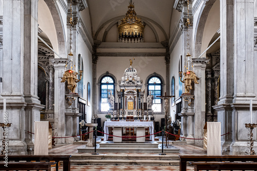 Venezia, interni chiesa di Burano