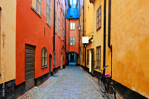 Canvas Print Stockholm street in the Old Town, Gamla Stan with archway and bicycle, Sweden