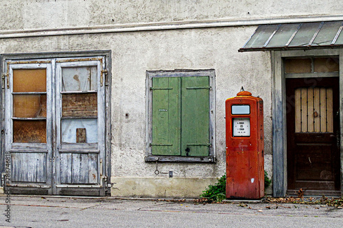 Foto old abandoned gas station