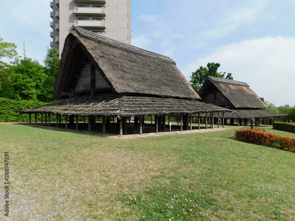 史跡新池ハニワ工場公園の復元された竪穴式建物