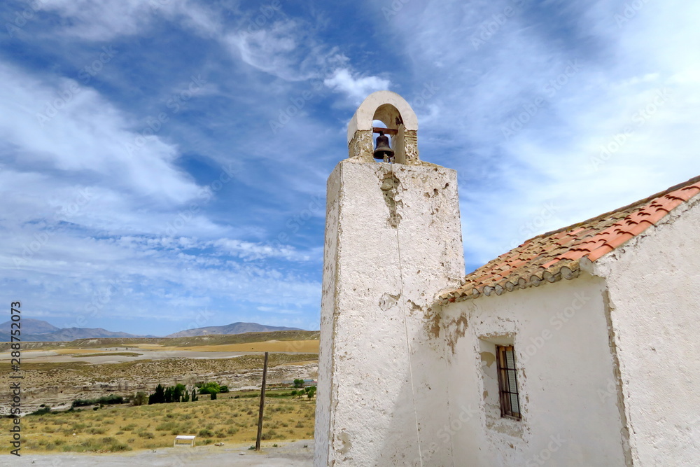 Chapelle avec cloche et clocher. Orce Espagne.