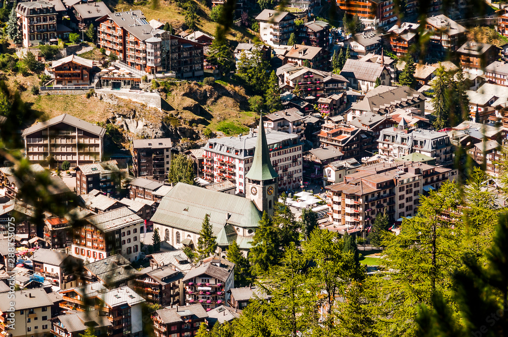 Zermatt, Dorf, Kirche, katholische Kirche, Walliser Dorf, Dorfplatz, Bergdorf, Wallis, Walliser Berge, Alpen, Wanderweg, Wanderferien, Frühling, Sommer, Schweiz