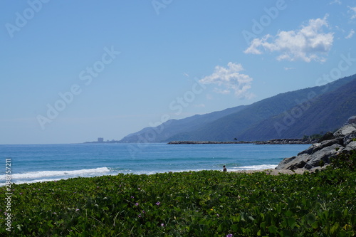 playa azul con vista al cielo azul, oceano espectacular, montaña 