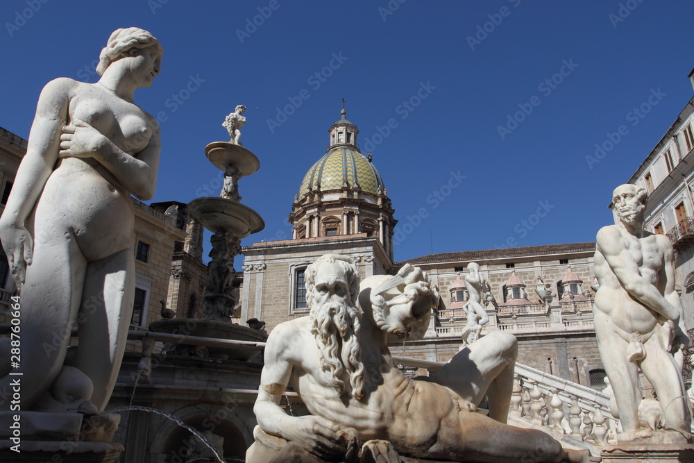 Obraz premium Palermo, Italy - June 29, 2016: The pretoria fountain built in 1554 by Francesco Camilliani