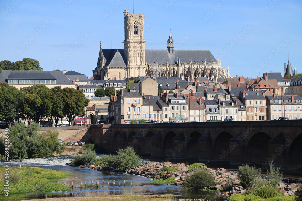 Stadtpanorama von Nevers an der Loire