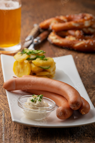 Fotografia closeup of frankfurter sausages on rustic wood