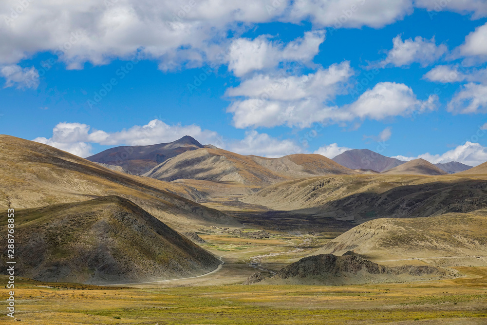 Φωτογραφία Spectacular view of meadows covering the valley leading up to a Tibetan village